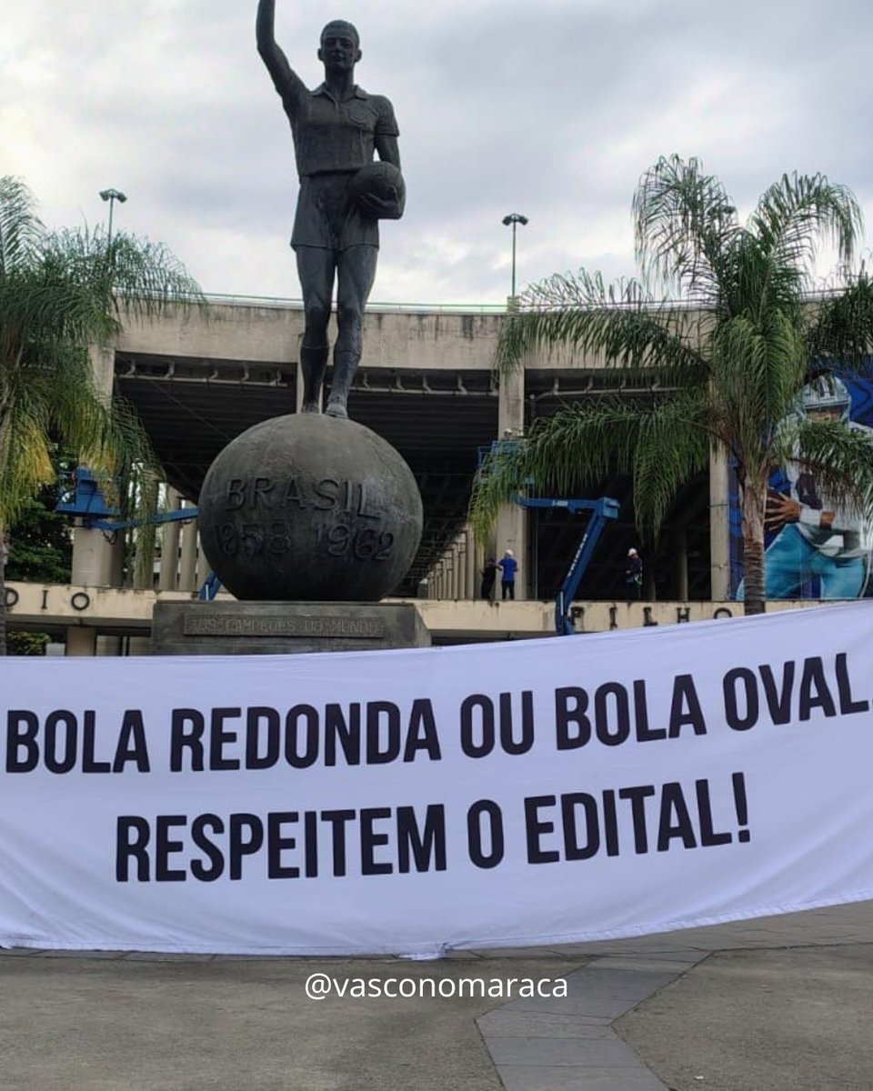 1790105772_632_Torcedores-vascainos-estendem-faixa-em-frente-ao-Maracana-No-estadio Torcedores vascaínos estendem faixa em frente ao Maracanã: 'No estádio onde a estátua do Bellini está, o time do Bellini tem que estar'