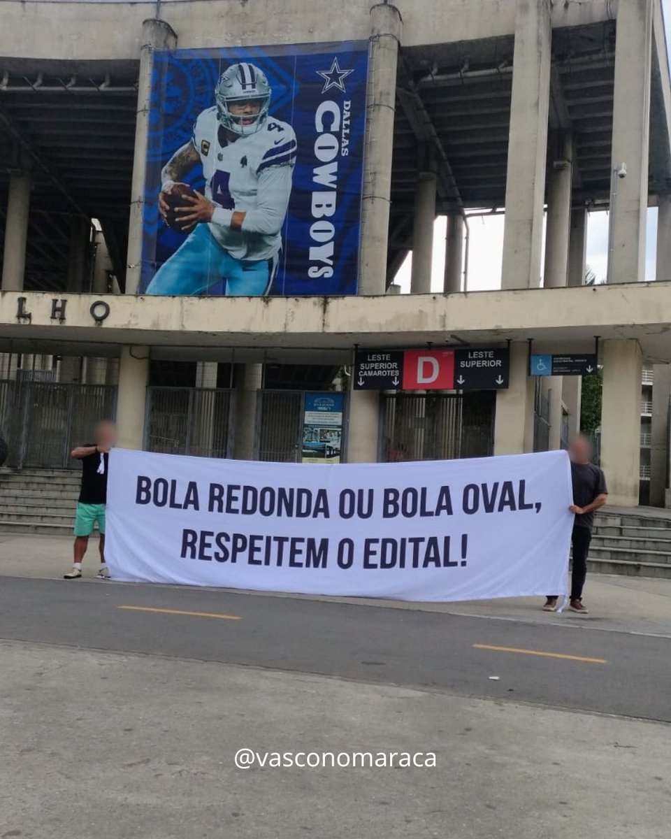 1790105772_881_Torcedores-vascainos-estendem-faixa-em-frente-ao-Maracana-No-estadio Torcedores vascaínos estendem faixa em frente ao Maracanã: 'No estádio onde a estátua do Bellini está, o time do Bellini tem que estar'