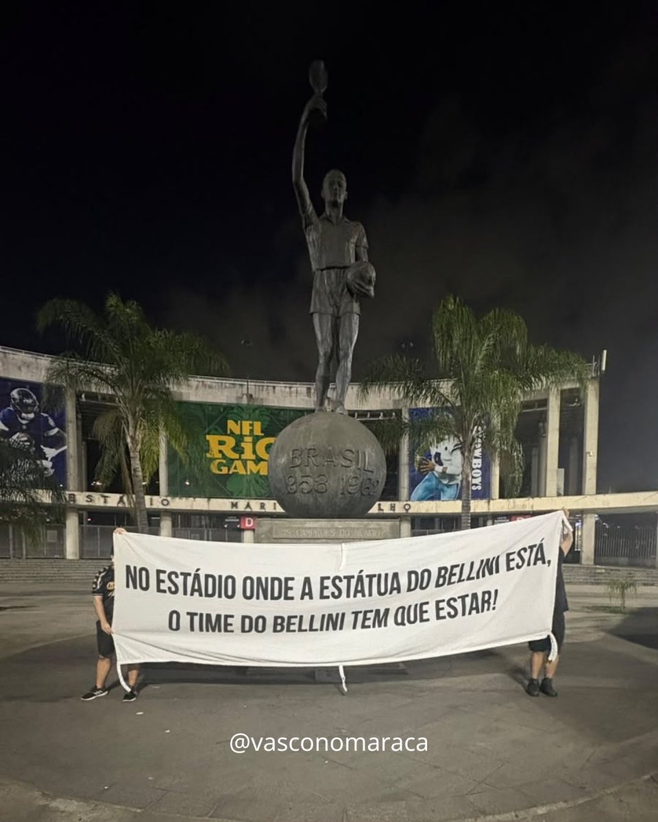 Torcedores-vascainos-estendem-faixa-em-frente-ao-Maracana-No-estadio Torcedores vascaínos estendem faixa em frente ao Maracanã: 'No estádio onde a estátua do Bellini está, o time do Bellini tem que estar'