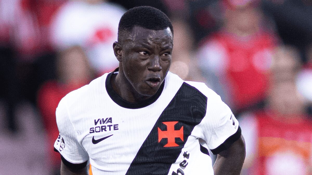 Atacante treina entre os titulares e deve receber oportunidade no clássico