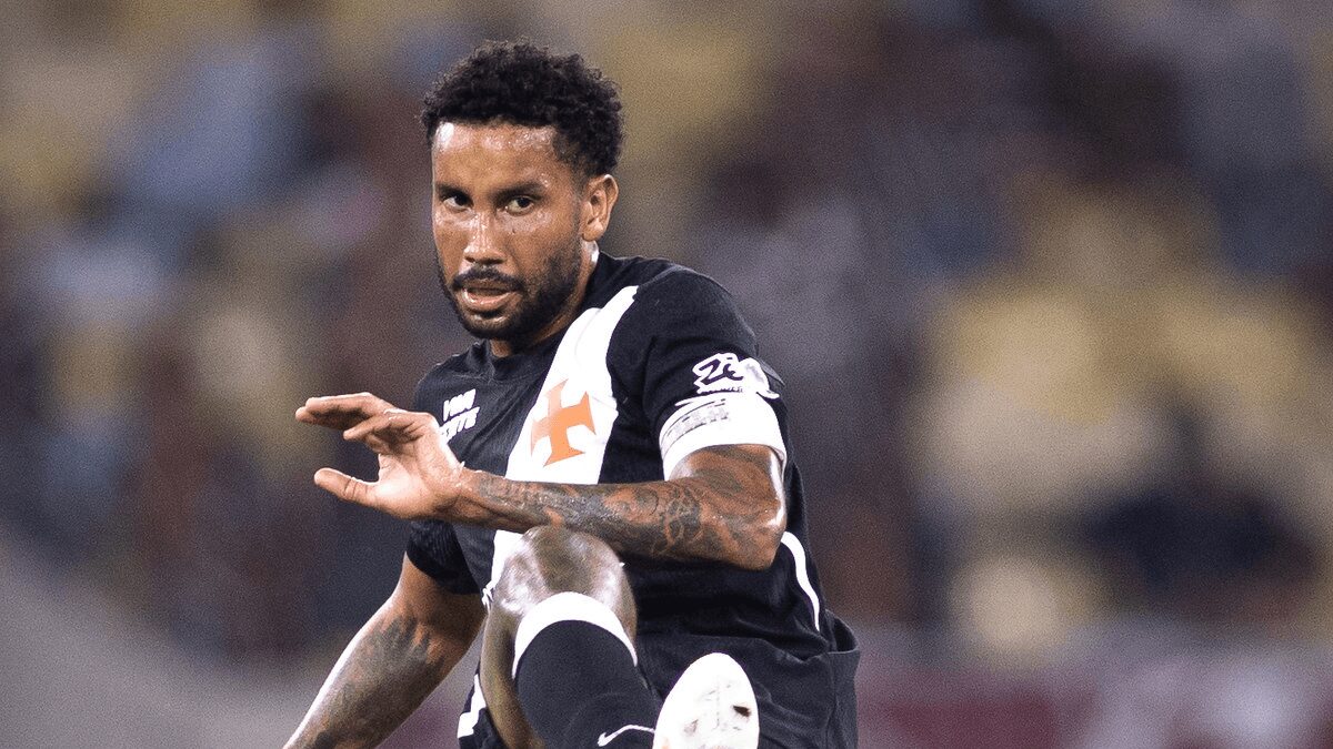 Decisão sobre Jair não entrar no clássico pode ter sido por conta do gramado