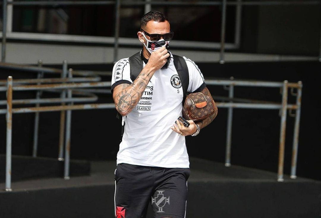 Ex-zagueiro do Vasco cobra dívida de R$ 3,2 milhões na Justiça do Rio