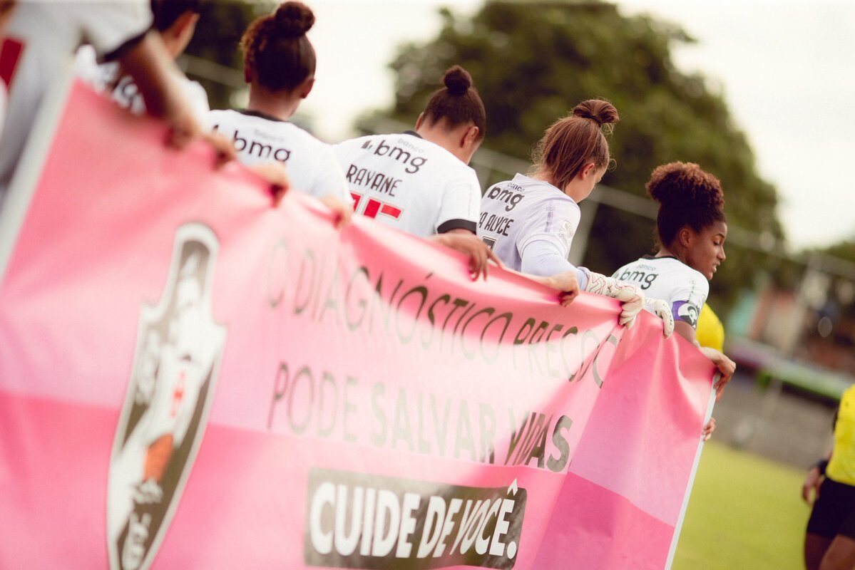 Feminino: Jogadoras do Vasco entram em campo com mensagem de conscientização sobre o câncer de mama