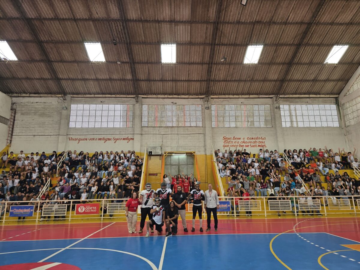 Futebol Americano: Técnico e jogadores do Vasco visitaram o Colégio Odete São Paio, em São Gonçalo