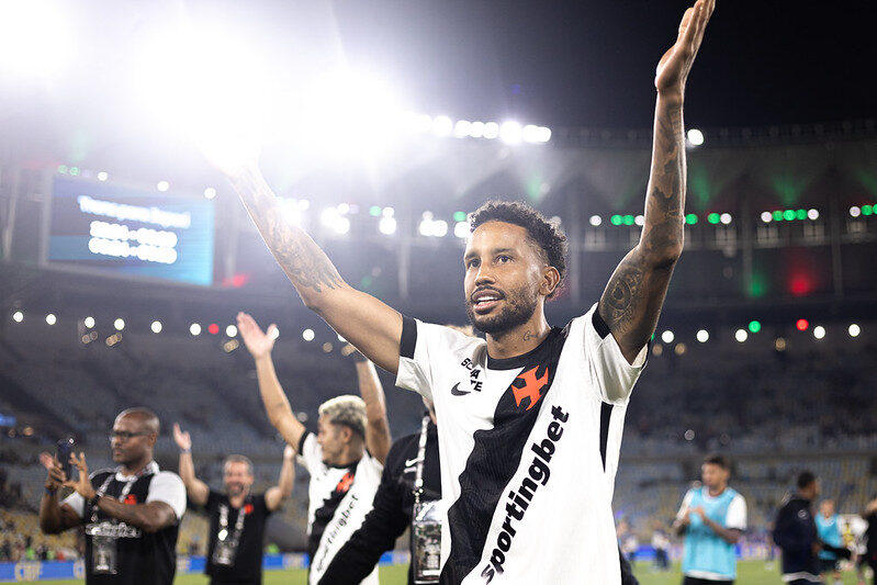 Jair fica longe de um acordo de renovação com o Vasco