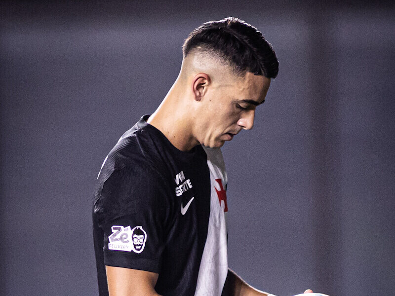 Lance desperdiçado por Puma Rodríguez no final do jogo viraliza na web