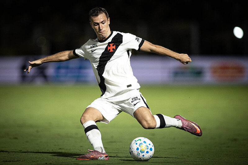 Lucas Piton comemora vitória contra o Corinthians