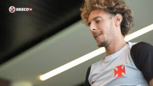 Nuno Moreira ganha camisa comemorativa por completar 100 jogos pelo Vasco