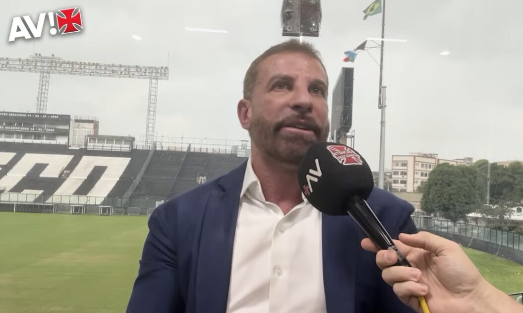 Pedrinho ganha quadro do estádio de São Januário