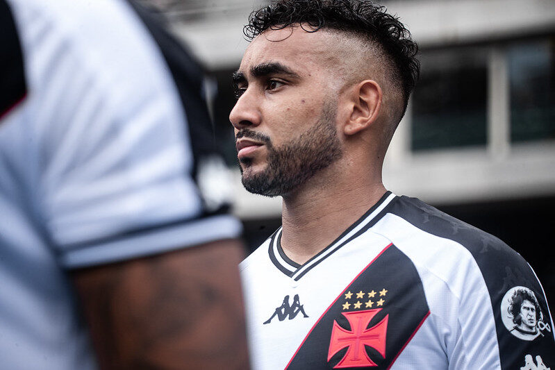 Praticando esporte após aposentadoria, Payet aparece trajado de Vasco