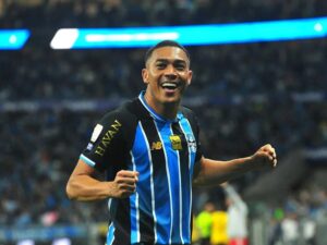 Proposta do Vasco pelo atacante Carlos Vinícius, do Grêmio, seria de 3 anos