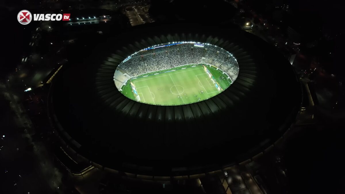 Torcedores do Vasco espalham adesivos no Maracanã: 'Síndico não é dono'