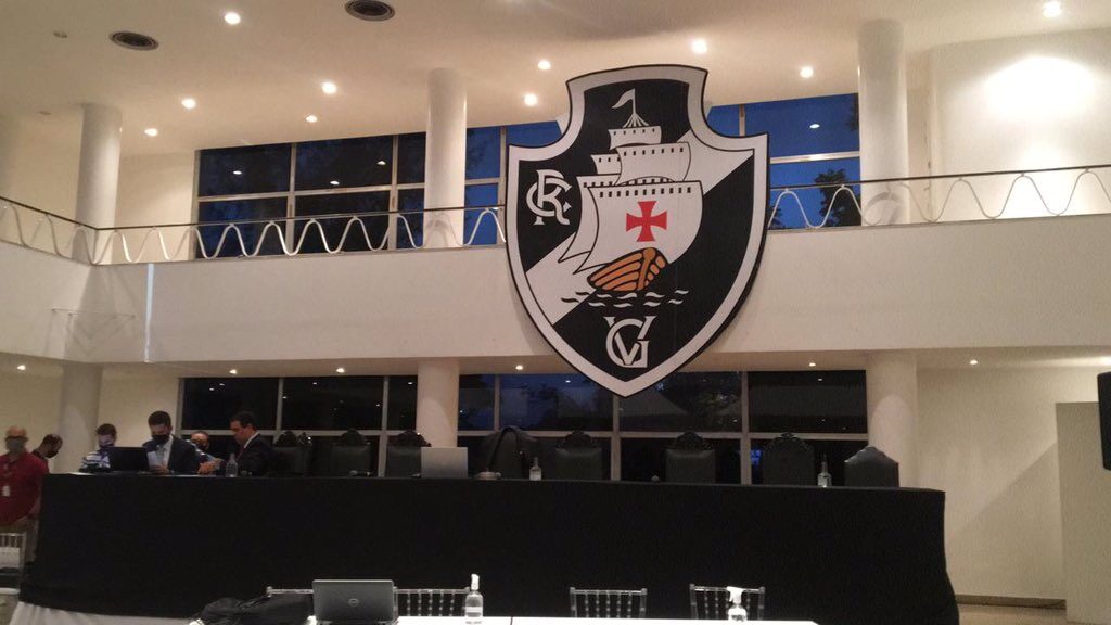 Torcida aguarda e apoia a votação para a SAF na Sede Náutica; vídeo