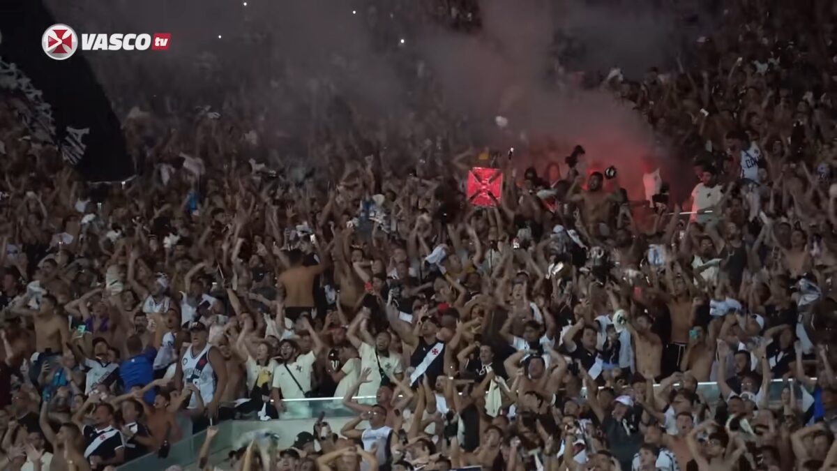 Torcida do Vasco faz mosaico no Maracanã antes do jogo contra o Boca Juniors