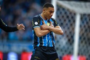 Vasco enxerga o atacante Carlos Vinícius, do Grêmio, uma oportunidade de mercado