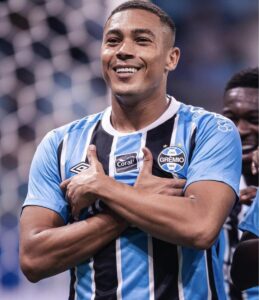 Vasco está acertado com o atacante Carlos Vinícius, do Grêmio, diz jornalista