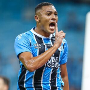 Vasco oferece salário de R$ 1,5 milhão a Carlos Vinicius