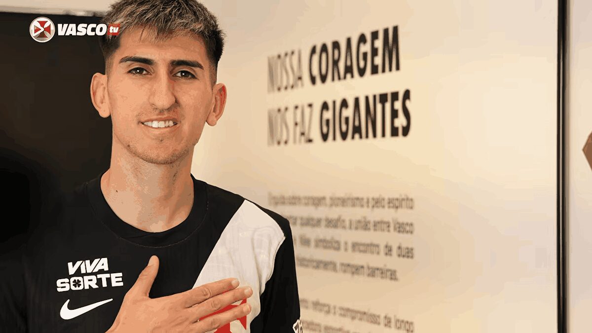 Vasco posta fotos da chegada do elenco no Maracanã